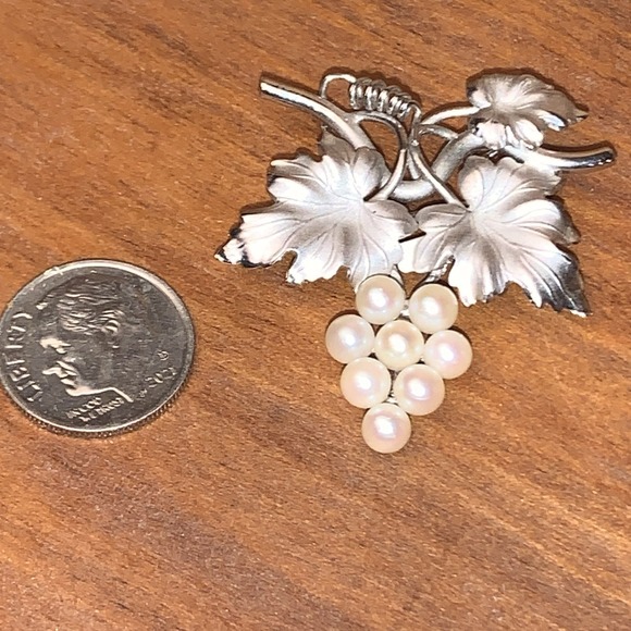 925 Sterling Silver Brooch Pin HARRY BICK Etched Leaves Pearl Grapes Akoya Pearl - Picture 4 of 5